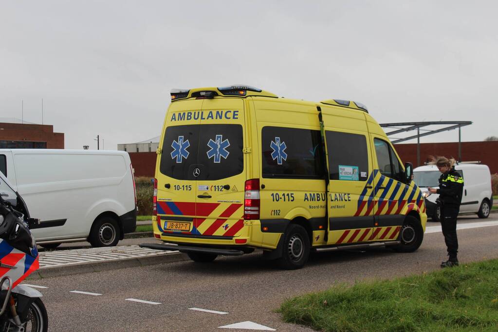 Persoon gewond bij aanrijding met auto bij rotonde