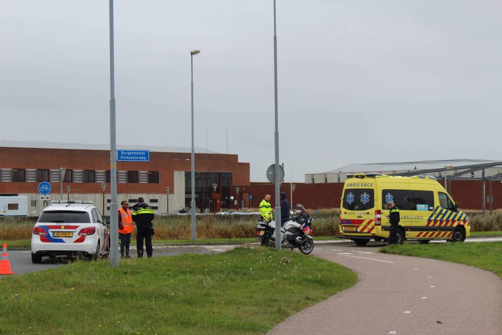 Persoon gewond bij aanrijding met auto bij rotonde