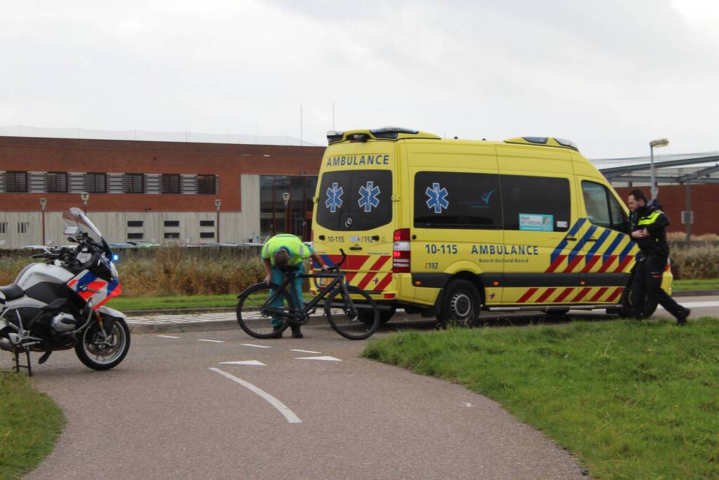 Persoon gewond bij aanrijding met auto bij rotonde