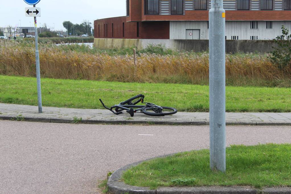 Persoon gewond bij aanrijding met auto bij rotonde