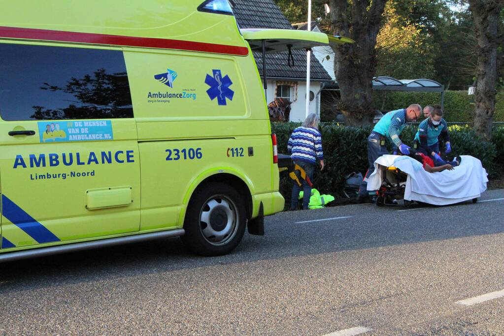 Fietsster gewond bij aanrijding met auto