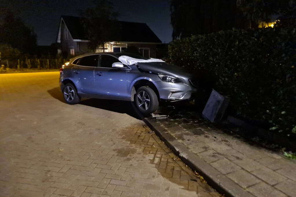 Auto vliegt uit de bocht en eindigt op betonblok