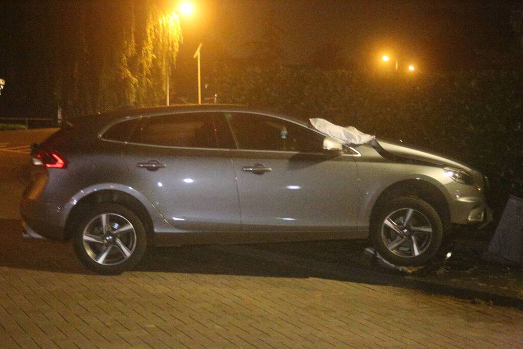 Auto vliegt uit de bocht en eindigt op betonblok