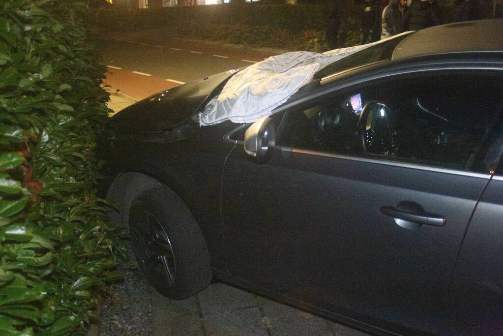 Auto vliegt uit de bocht en eindigt op betonblok
