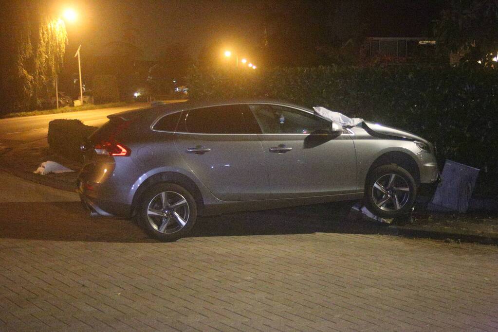 Auto vliegt uit de bocht en eindigt op betonblok