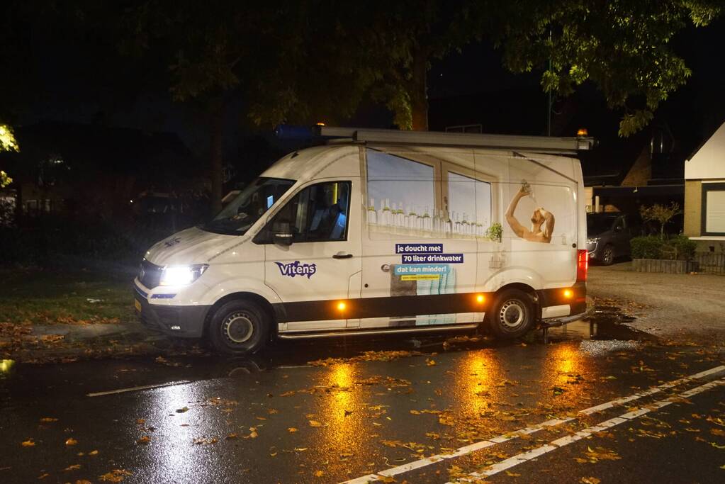 Gesprongen waterleiding zet weg onder water