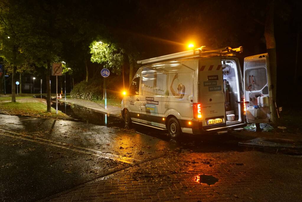 Gesprongen waterleiding zet weg onder water