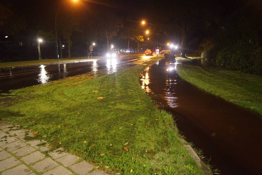 Gesprongen waterleiding zet weg onder water