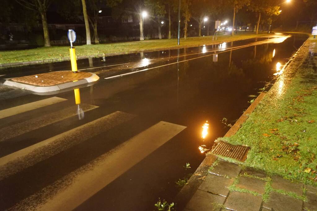 Gesprongen waterleiding zet weg onder water