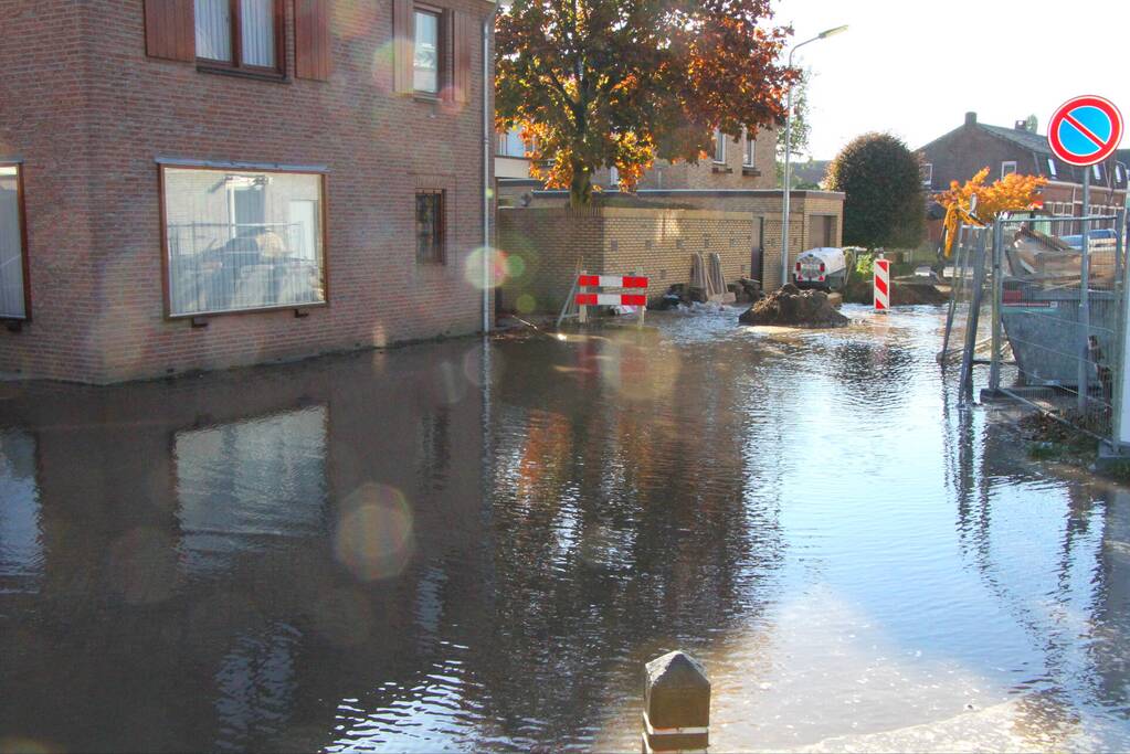 Breuk in waterleiding zorgt waterballet