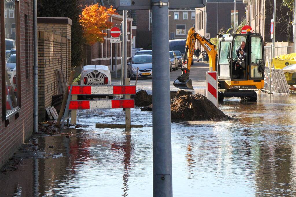 Breuk in waterleiding zorgt waterballet