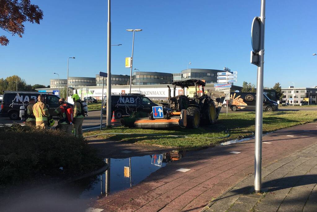 Brandweer blust brand in tractor