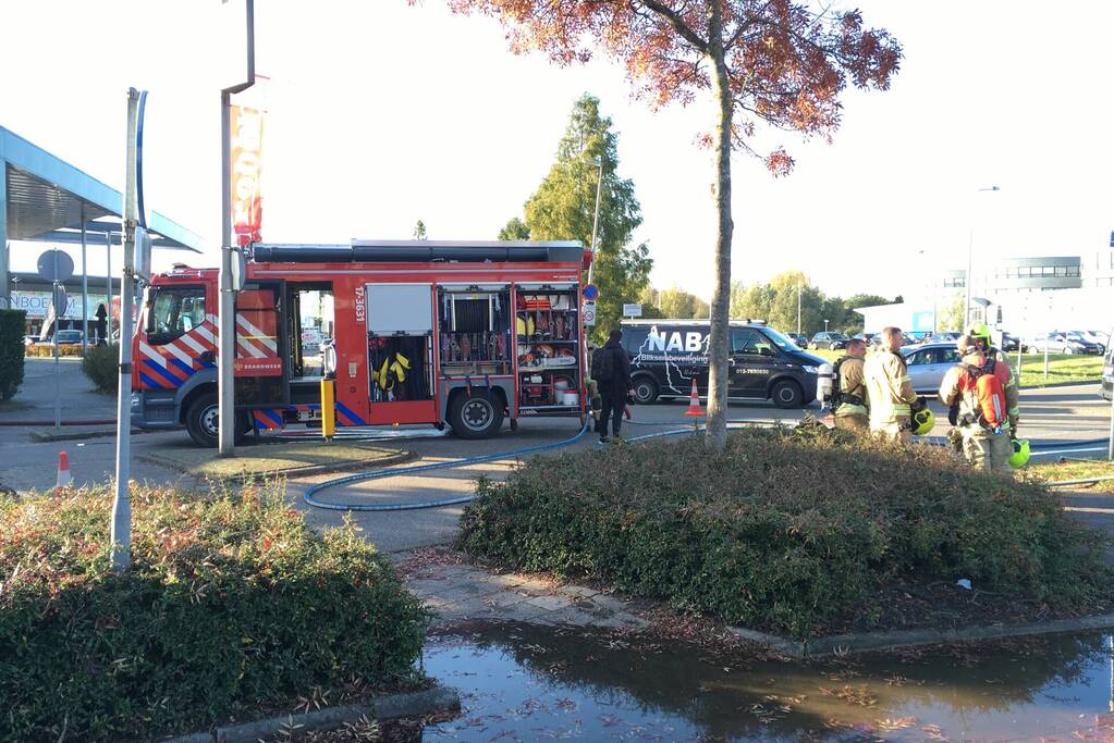 Brandweer blust brand in tractor