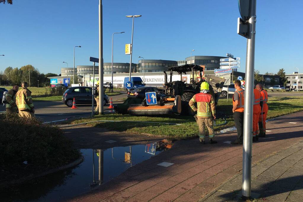 Brandweer blust brand in tractor