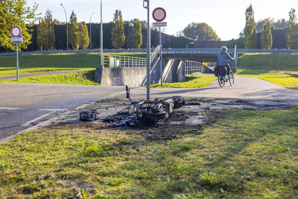 Twee Go-Sharing-deelscooters in vlammen opgegaan