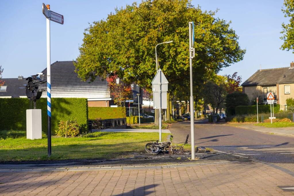 Twee Go-Sharing-deelscooters in vlammen opgegaan