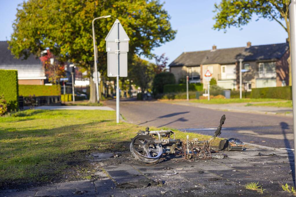 Twee Go-Sharing-deelscooters in vlammen opgegaan