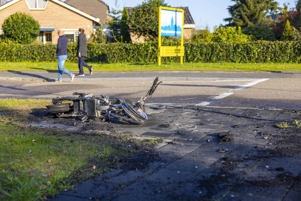 Twee Go-Sharing-deelscooters in vlammen opgegaan