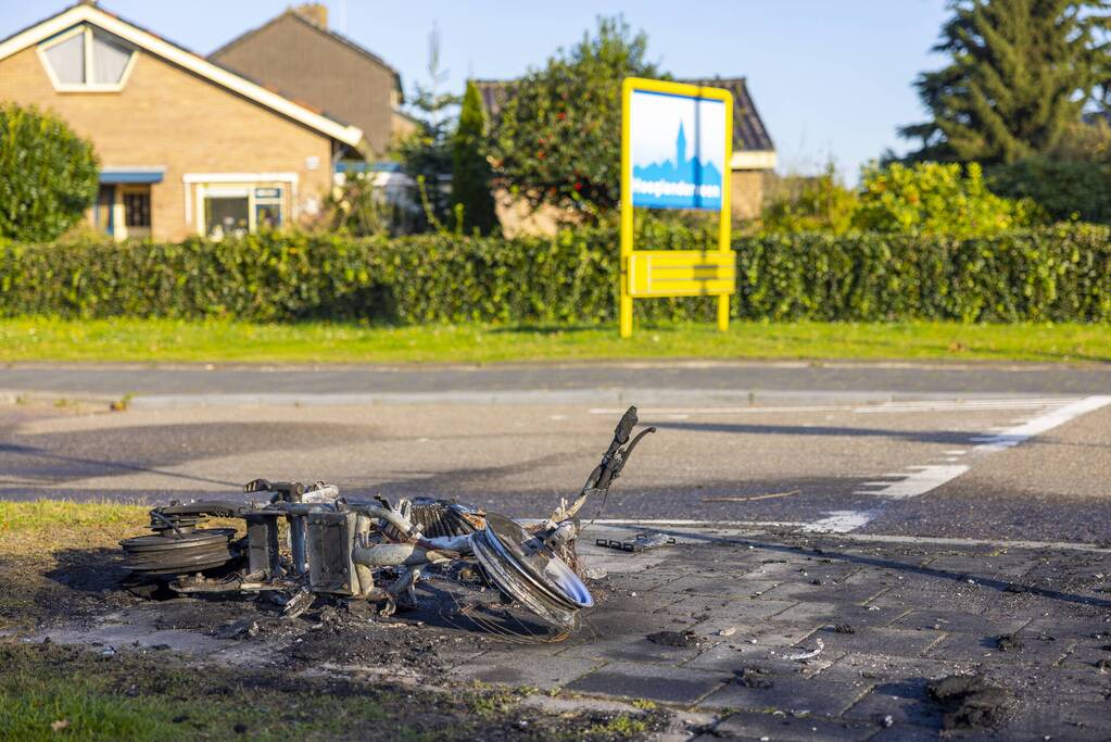 Twee Go-Sharing-deelscooters in vlammen opgegaan