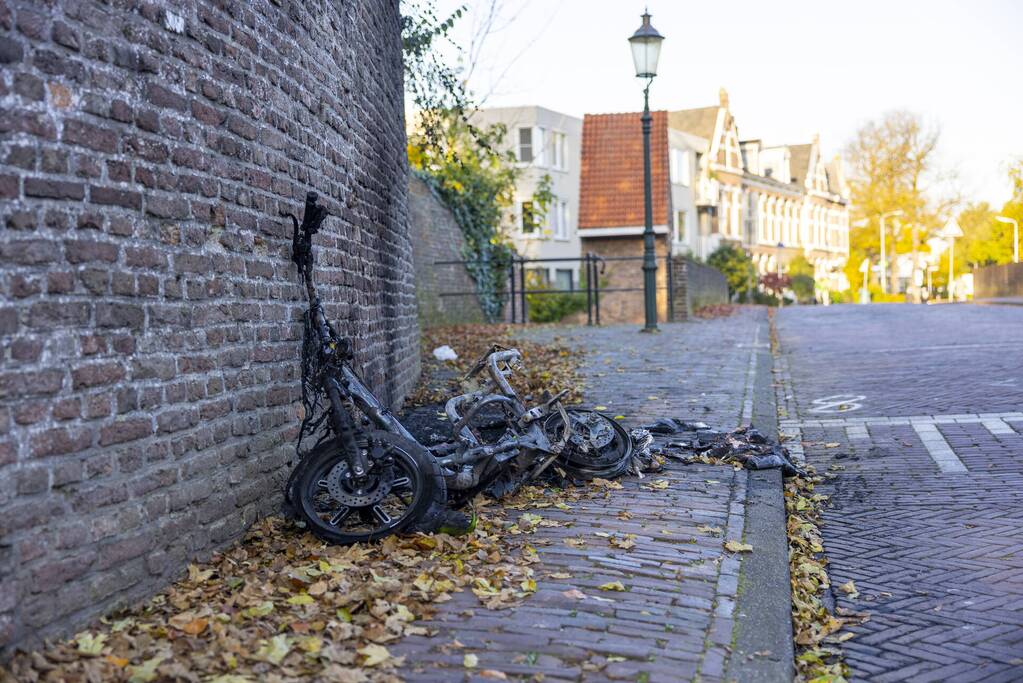 Twee Go-Sharing-deelscooters in vlammen opgegaan