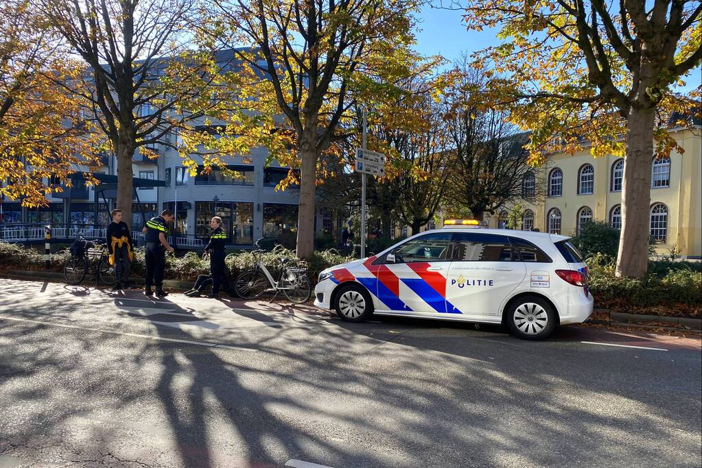 Jongeman gaat onderuit met fiets
