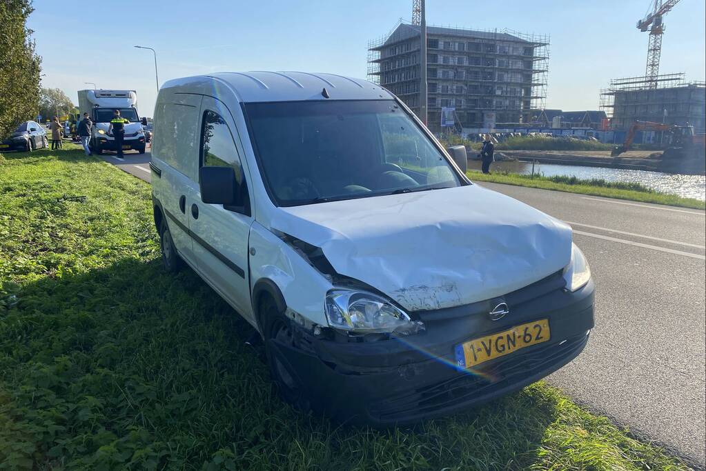 Schade bij aanrijding tussen meerdere voertuigen