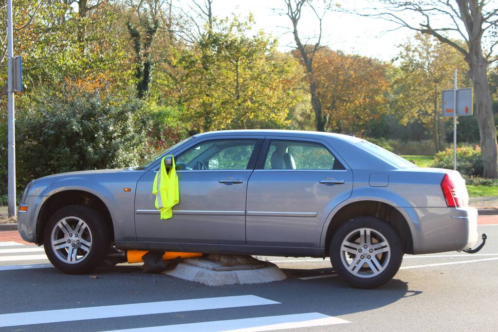 Automobilist belandt op middengeleider