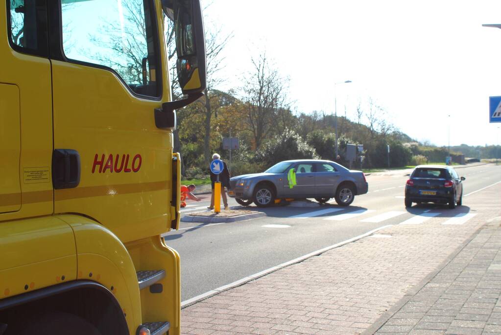 Automobilist belandt op middengeleider