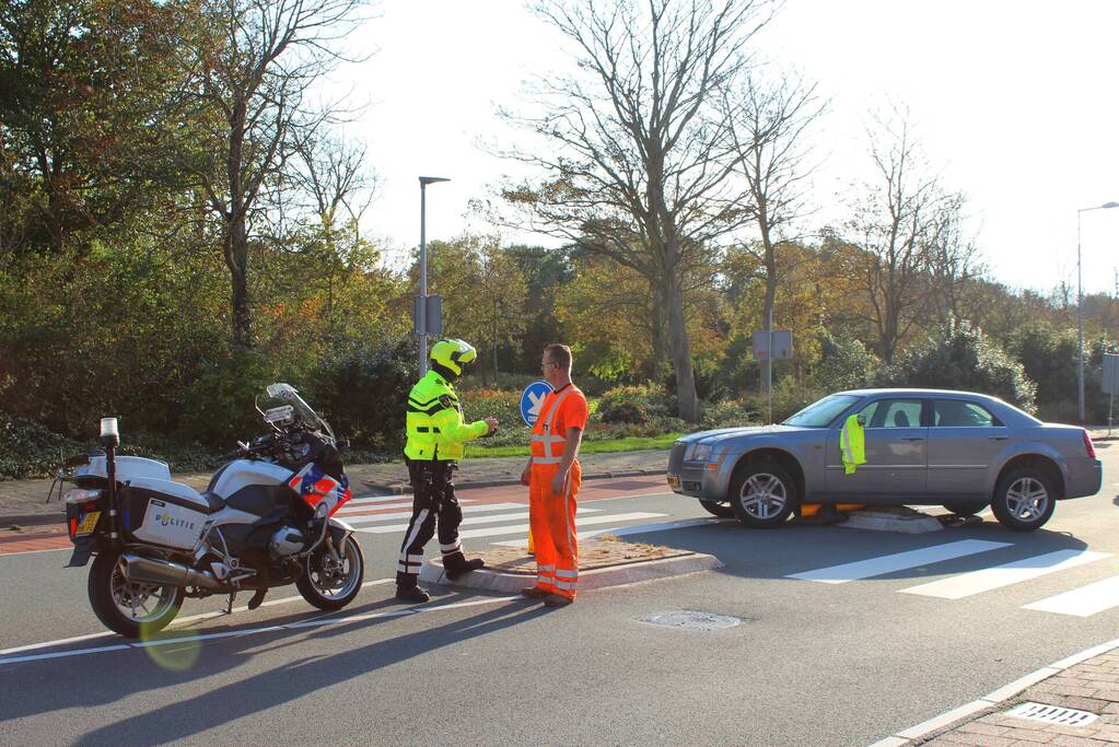 Automobilist belandt op middengeleider