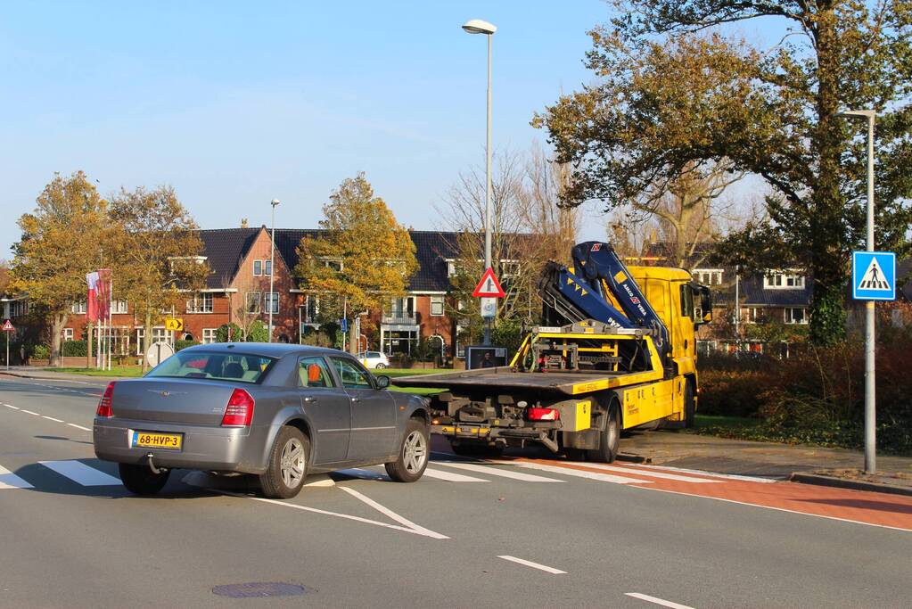 Automobilist belandt op middengeleider