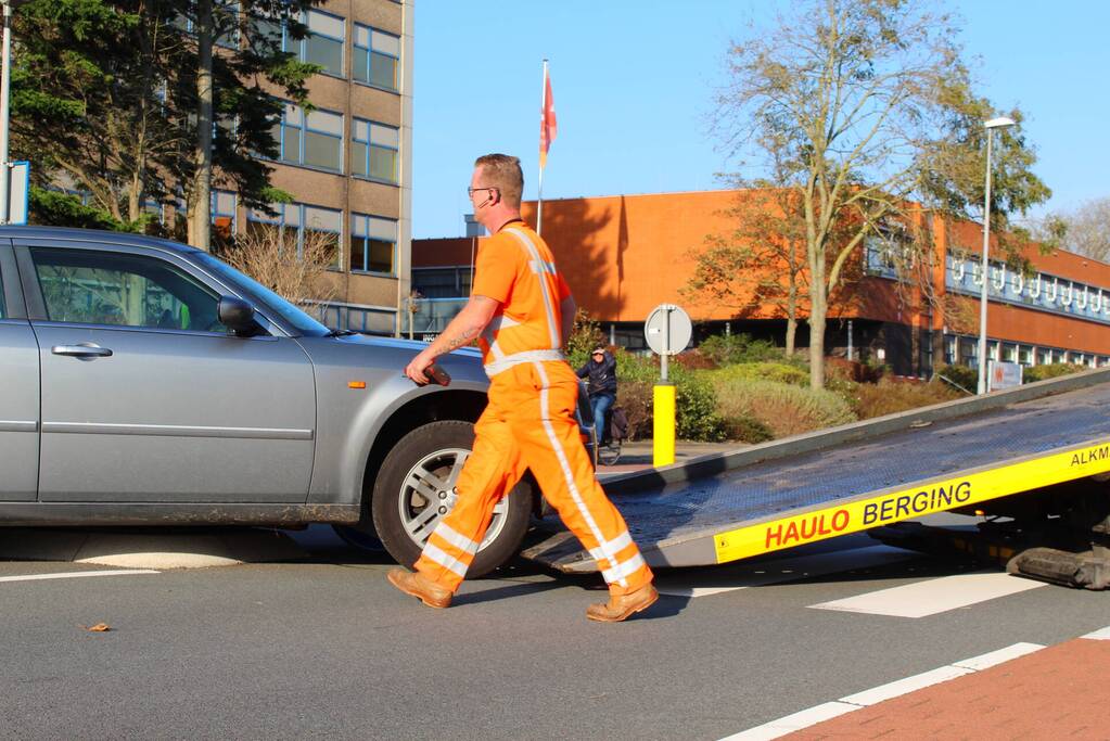 Automobilist belandt op middengeleider