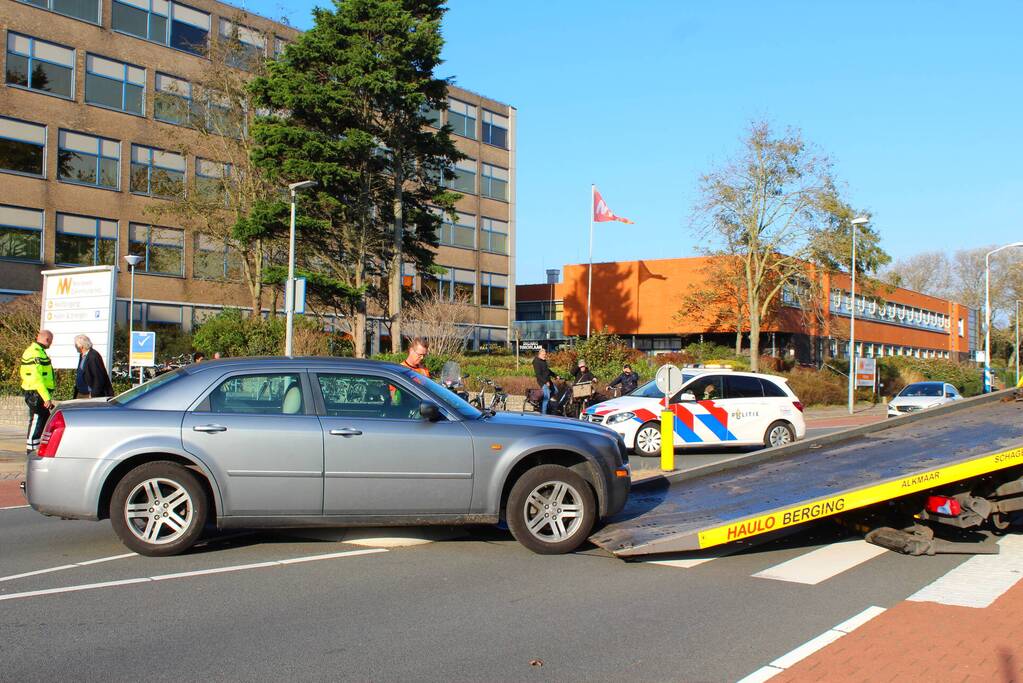 Automobilist belandt op middengeleider