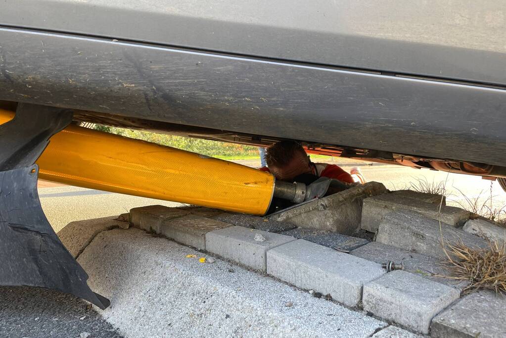 Automobilist belandt op middengeleider