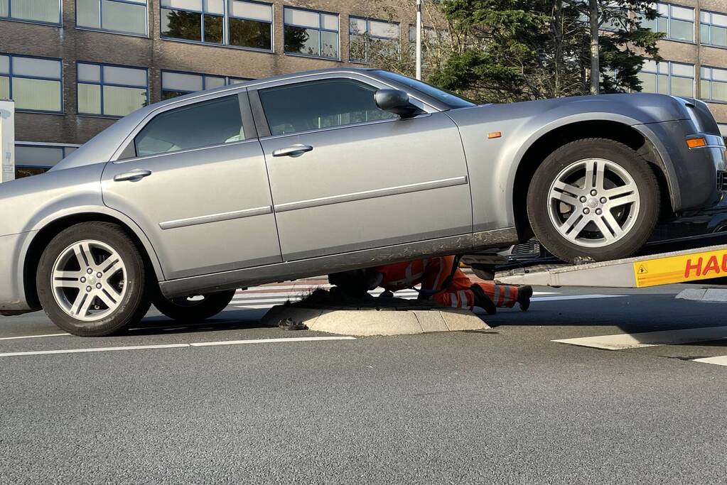 Automobilist belandt op middengeleider