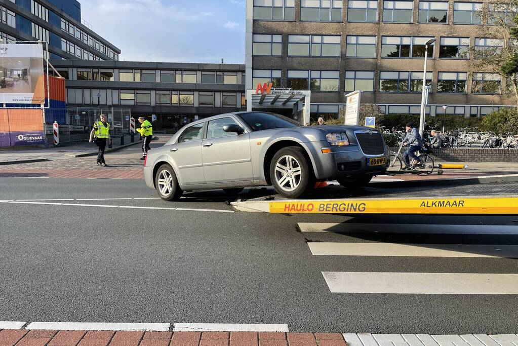 Automobilist belandt op middengeleider