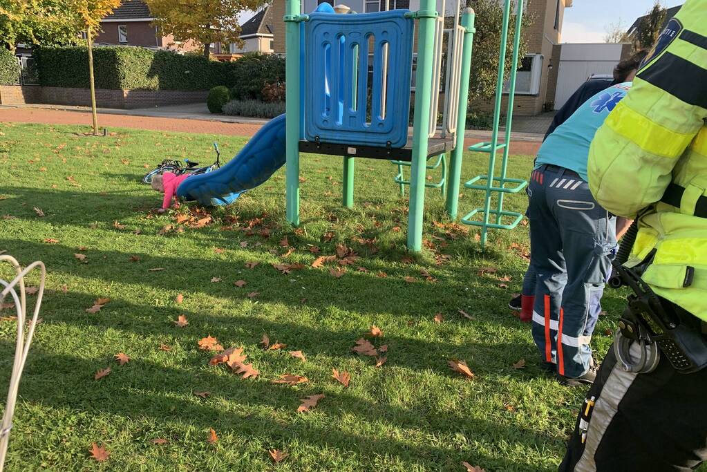 Brandweer bevrijdt kind uit speeltoestel