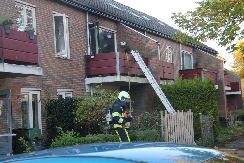 Brandweer blust brand in pan op het vuur