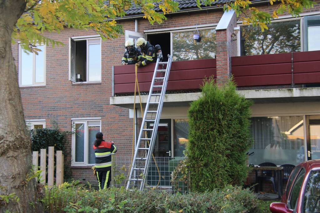 Brandweer blust brand in pan op het vuur