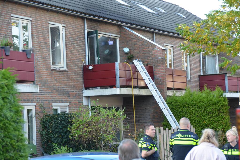 Brandweer blust brand in pan op het vuur