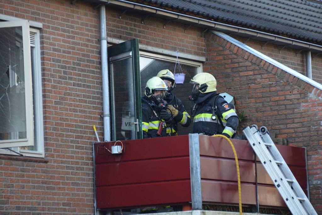 Brandweer blust brand in pan op het vuur