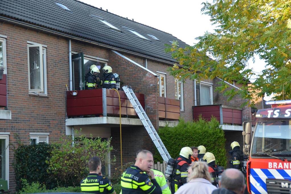 Brandweer blust brand in pan op het vuur