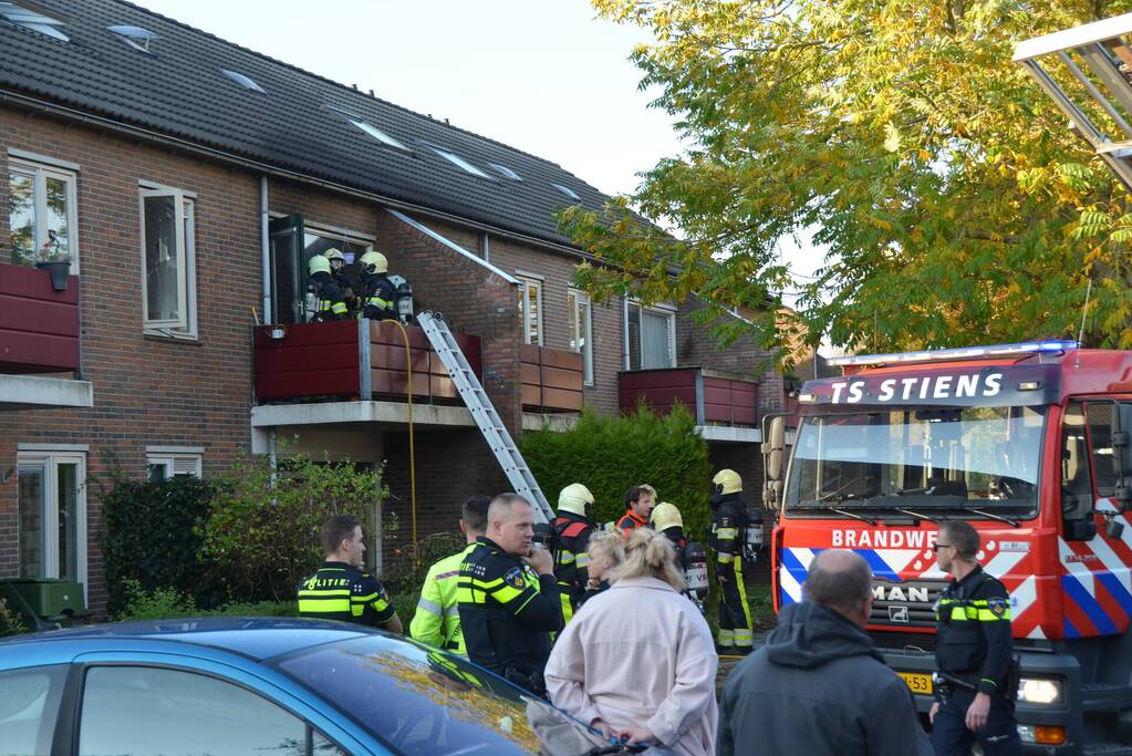 Brandweer blust brand in pan op het vuur