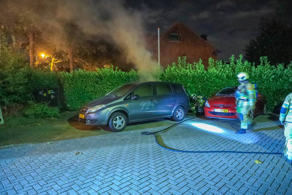 Veel schade aan auto door brand