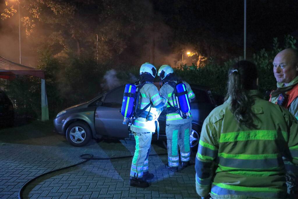 Veel schade aan auto door brand