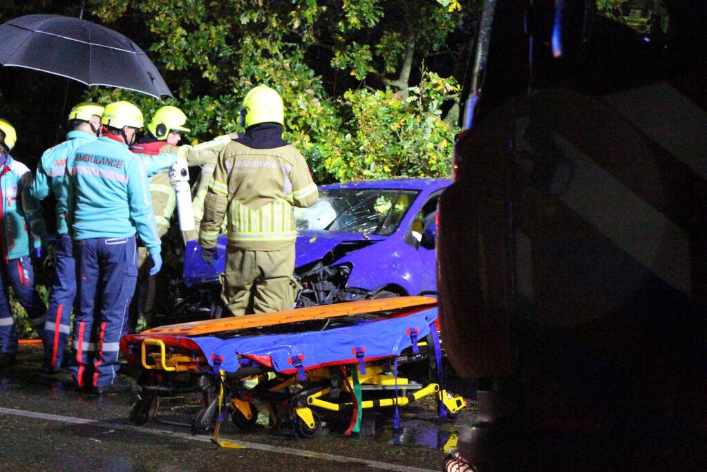 Persoon zwaargewond bij eenzijdige aanrijding