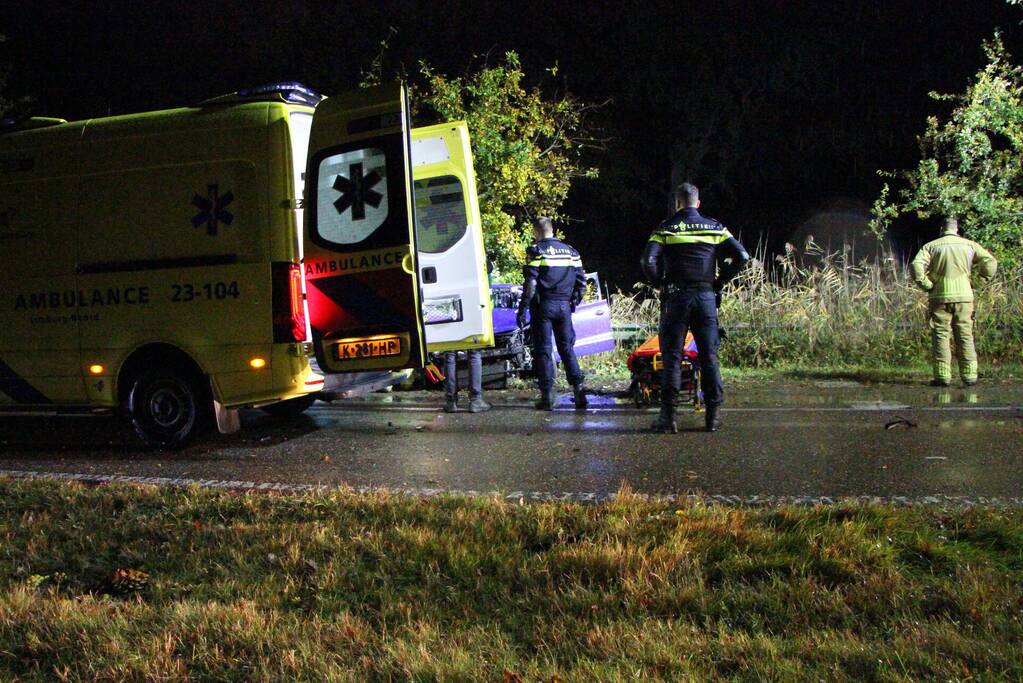 Persoon zwaargewond bij eenzijdige aanrijding