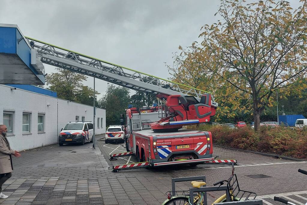 Zwembad ontruimd wegens vreemde lucht