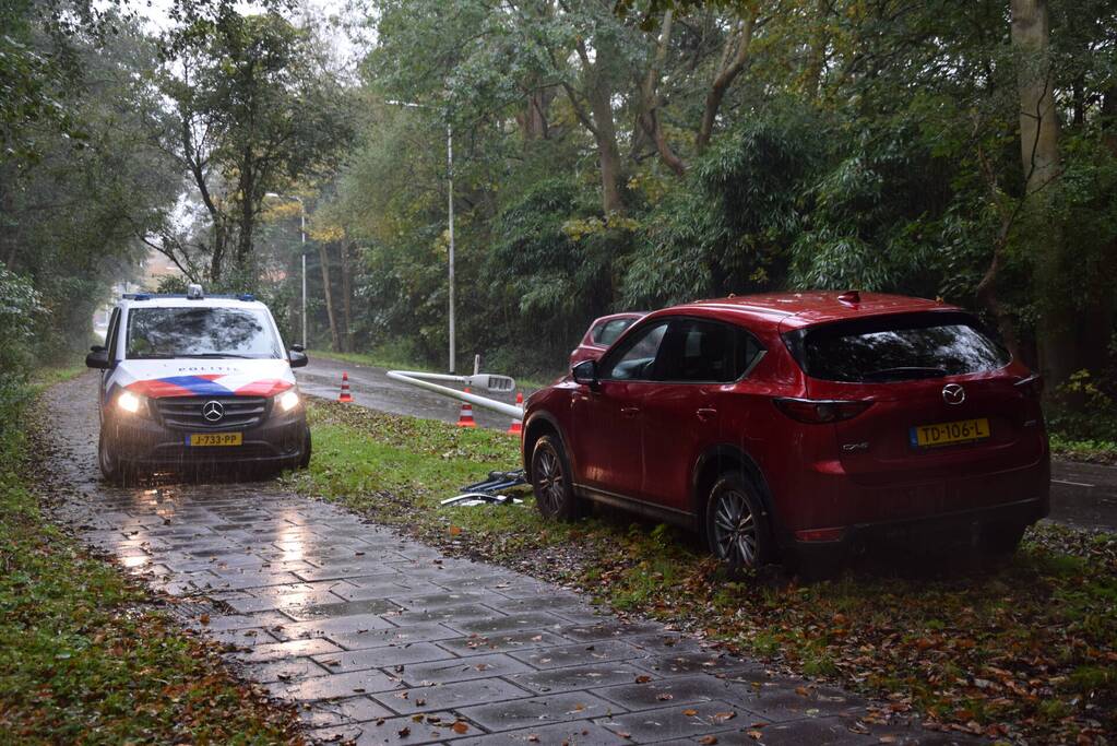 Automobilist gewond bij botsing met lichtmast