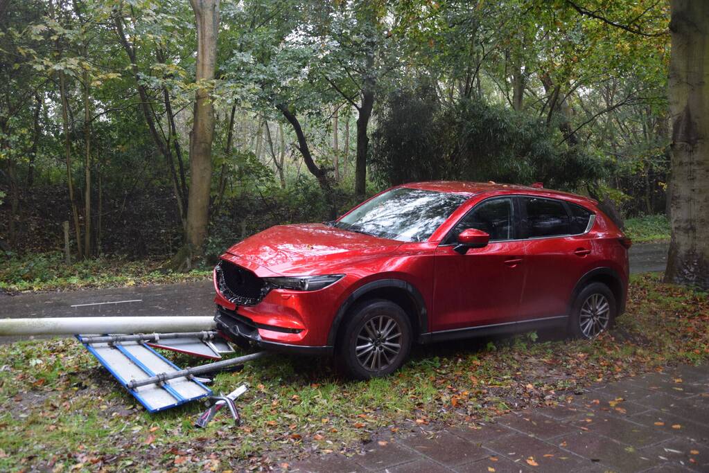 Automobilist gewond bij botsing met lichtmast