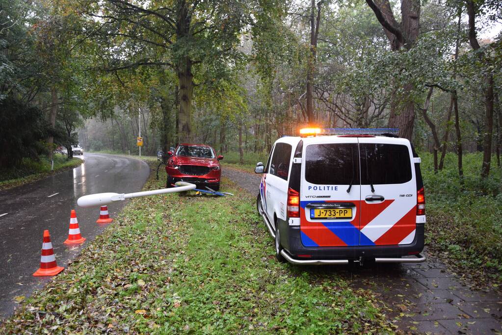 Automobilist gewond bij botsing met lichtmast